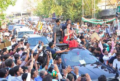 कानपुर में रोड शो करने पहुंची प्रियंका गांधी (फाइल फोटो)