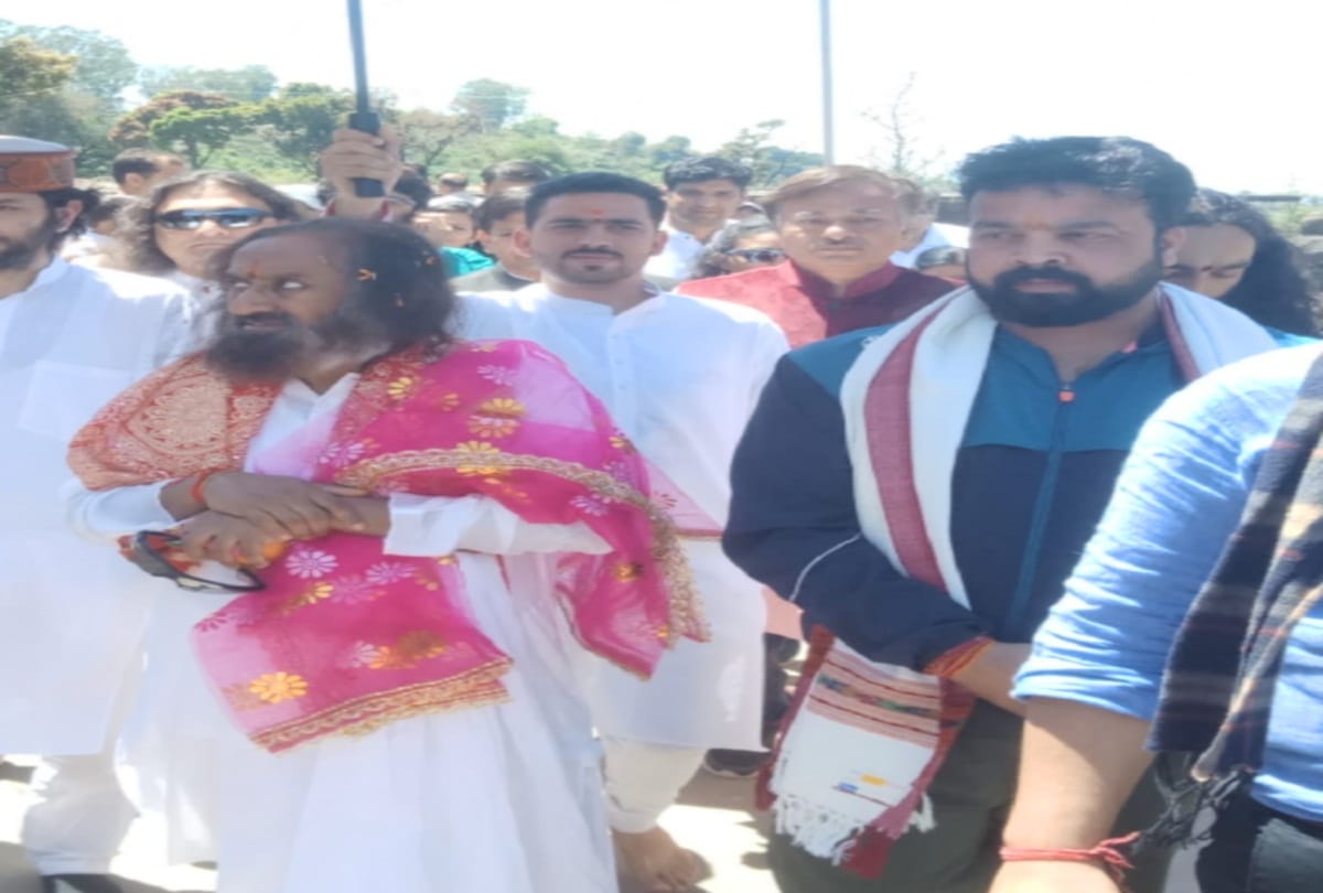 Spiritual leader Sri Sri Ravi Shankar worshiped in Chamunda temple himachal