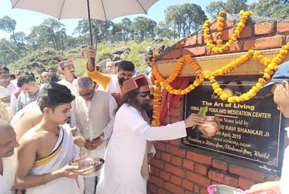 Spiritual leader Sri Sri Ravi Shankar worshiped in Chamunda temple himachal