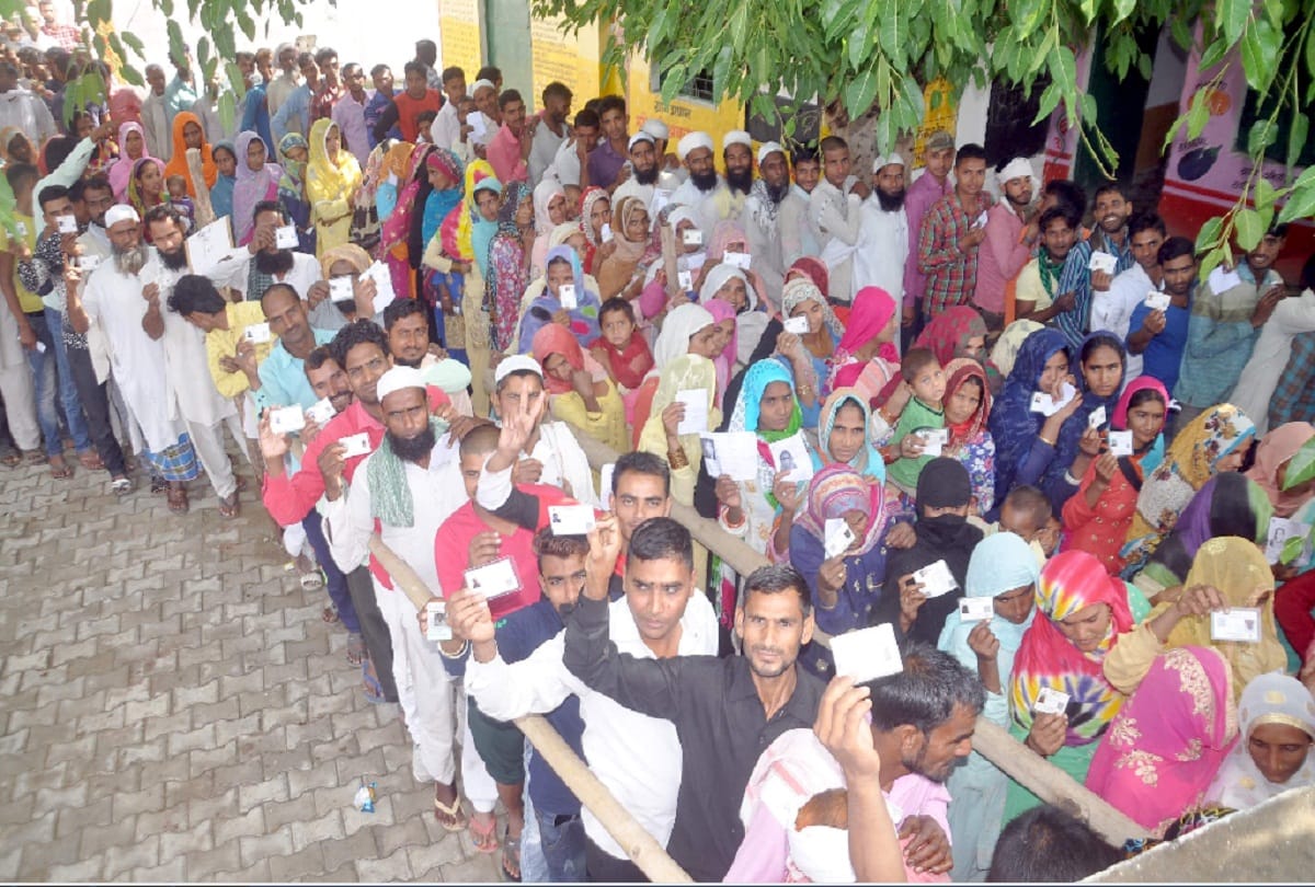attacked on Polling party looted bundle of ballot papers fight with polling staff in Hasanpur