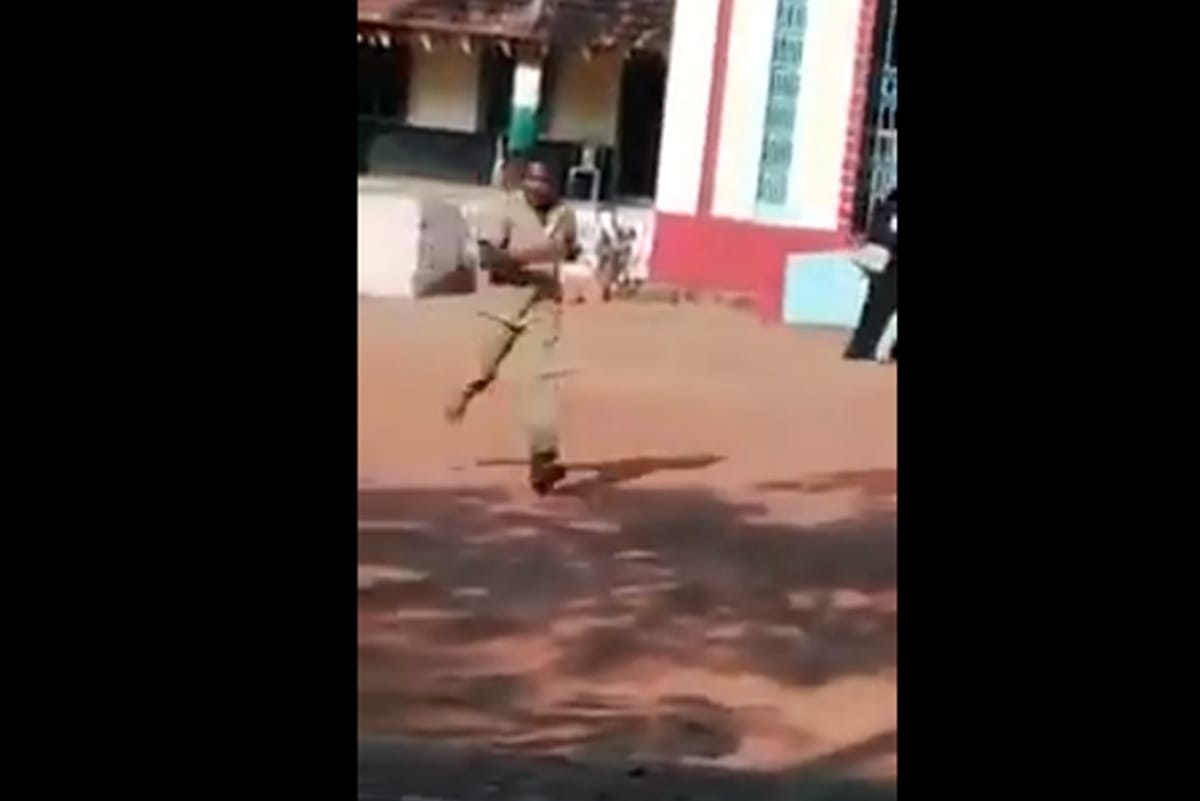 Lok Sabha Election 2019: Bus driver stopped bus and run towards polling booth to cast vote