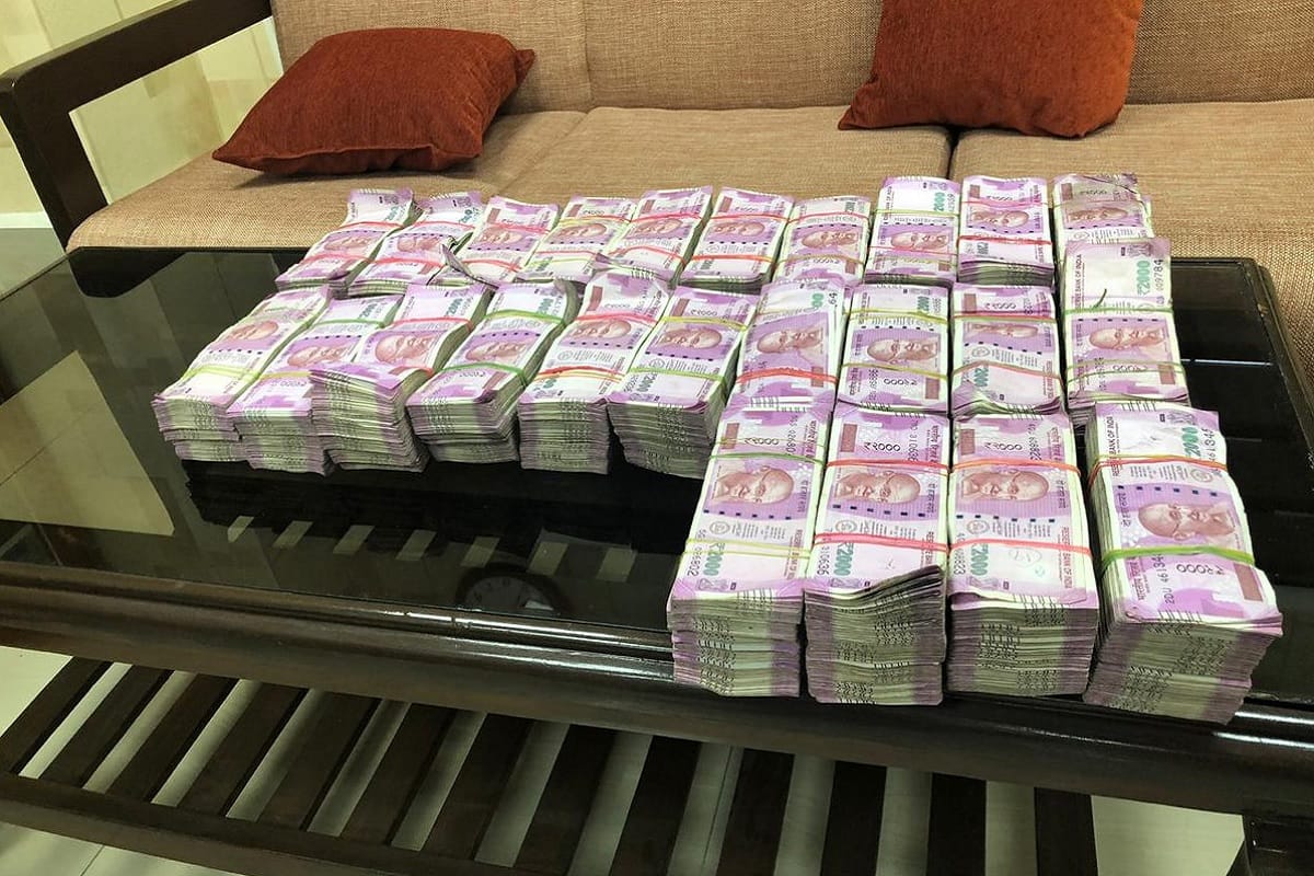 Fake income tax raid in Bihar Lakhisarai like special 26 movie