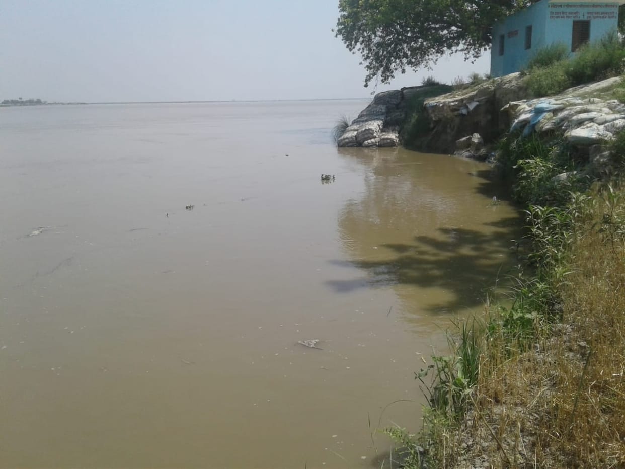 गंडक की जद में आया सत्संग भवन, सहमे लोग