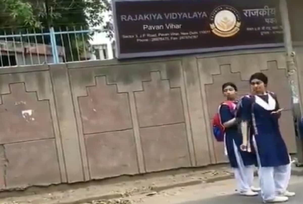 Deepika Padukone having street food in Delhi wearing school dress