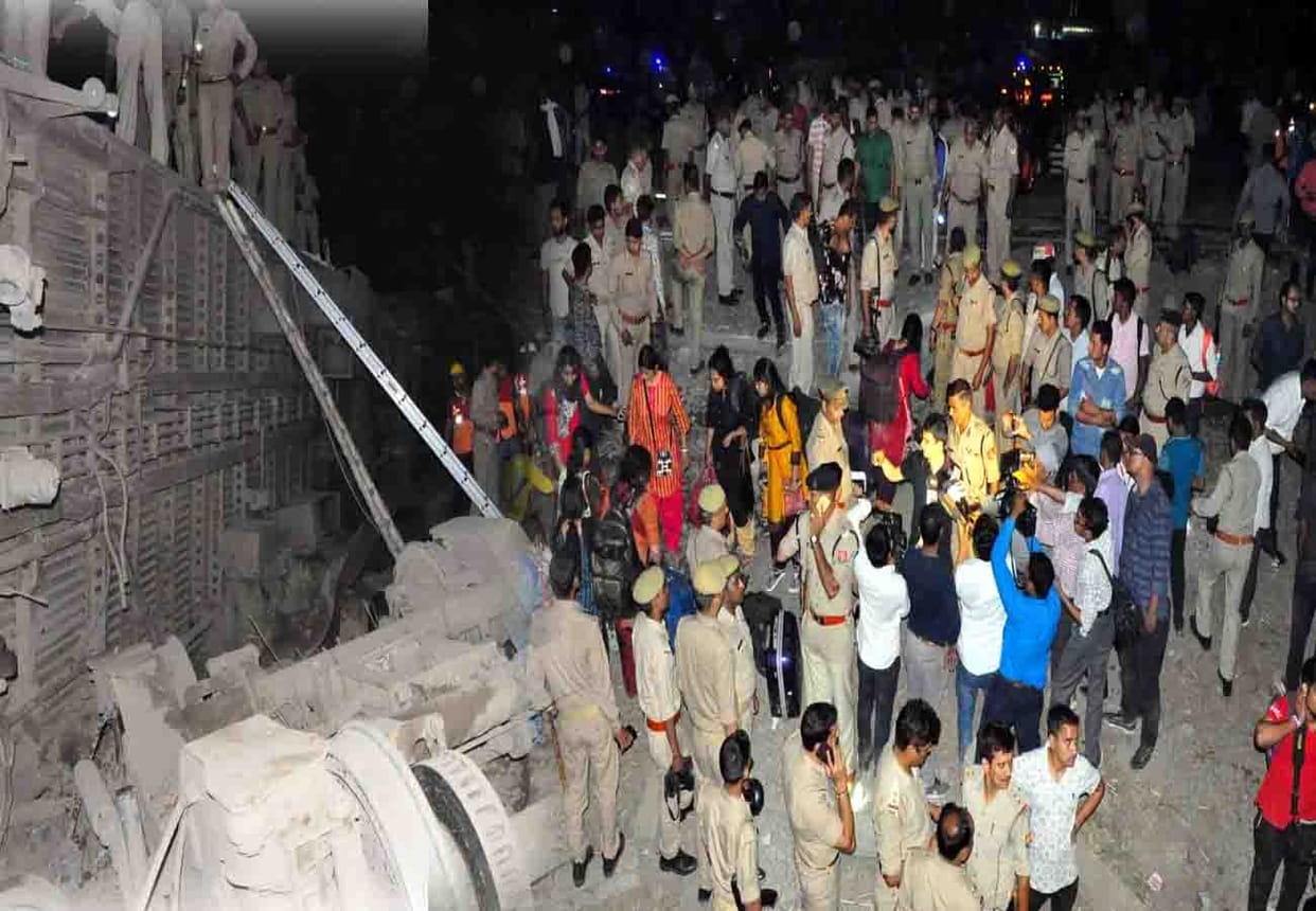 poorva express train 12303 derailed at kanpur