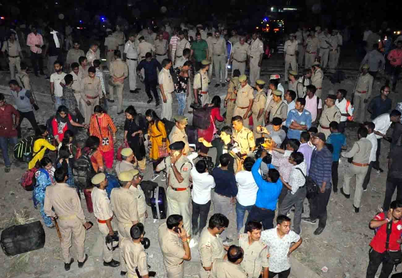 poorva express train 12303 derailed at kanpur