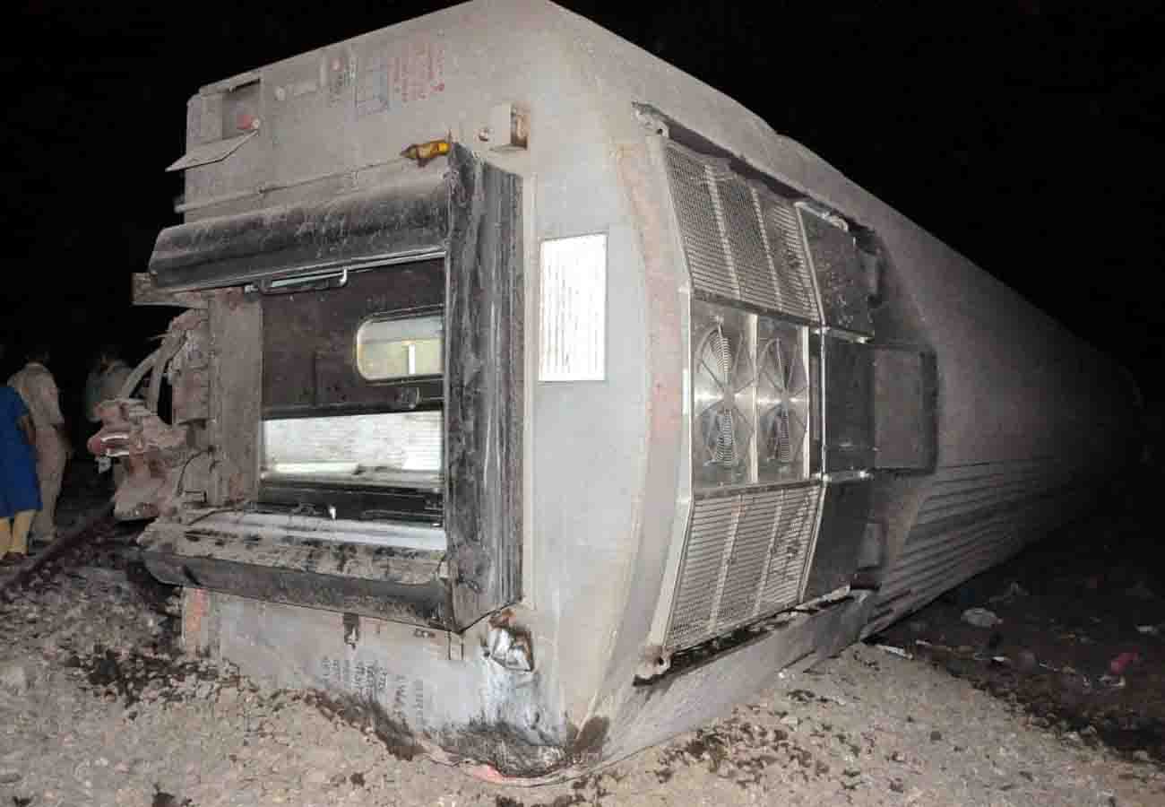poorva express train 12303 derailed at kanpur
