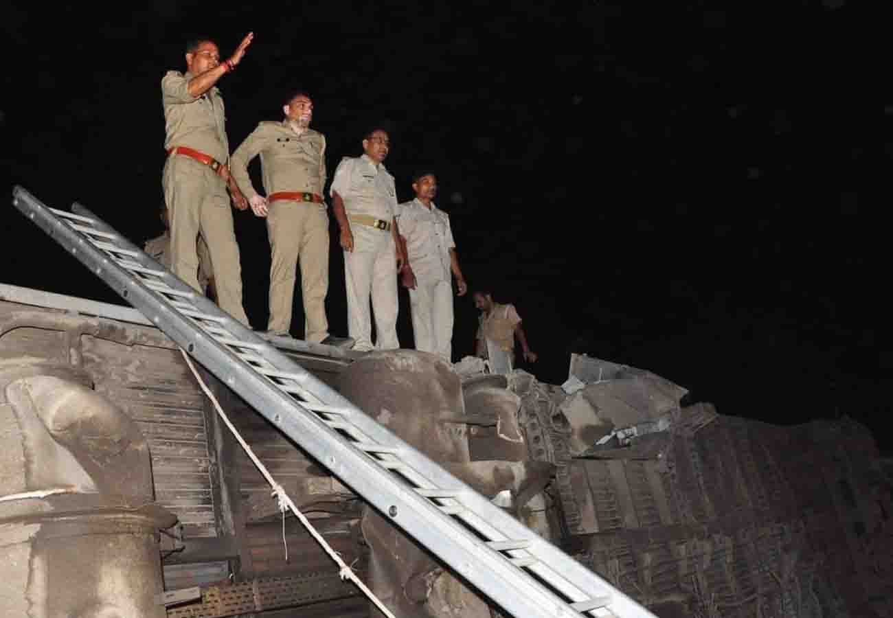 poorva express train 12303 derailed at kanpur