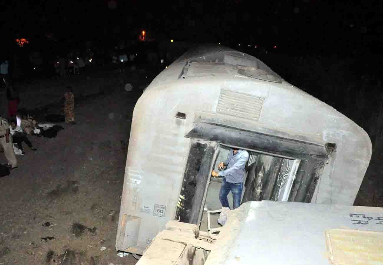 poorva express train 12303 derailed at kanpur