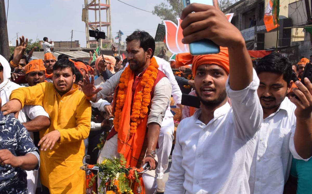 Lok sabha election 2019 : Nirahua nomination photos in azamgarh with rickshaw