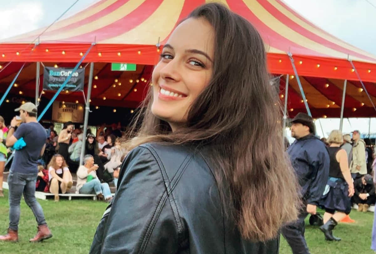 Evelyn sharma share a hot picture and remember old days
