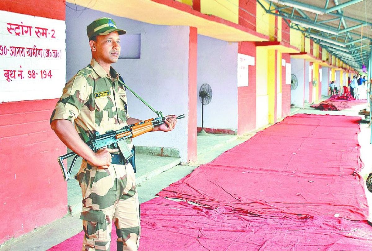 tight security at EVM strong rooms in agra