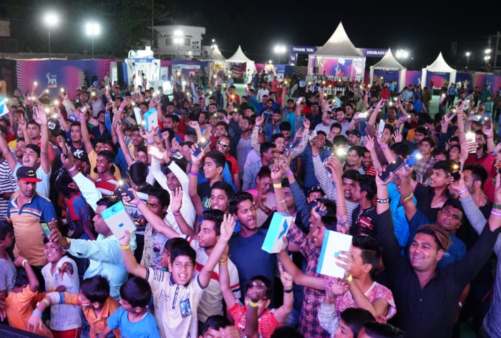 Youths enjoy Live Ipl match in dehradun fan park 