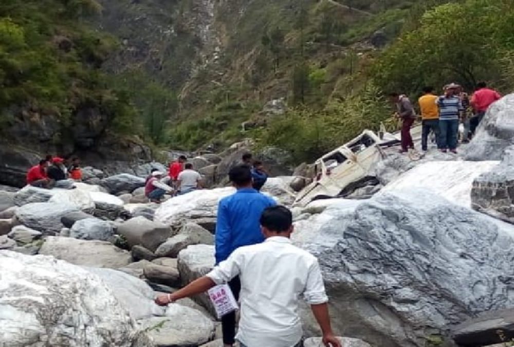 Max fell into gorge in bageshwar two passengers killed