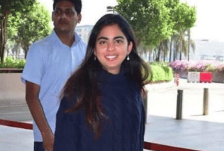 isha ambani and anand piramal spot at airport