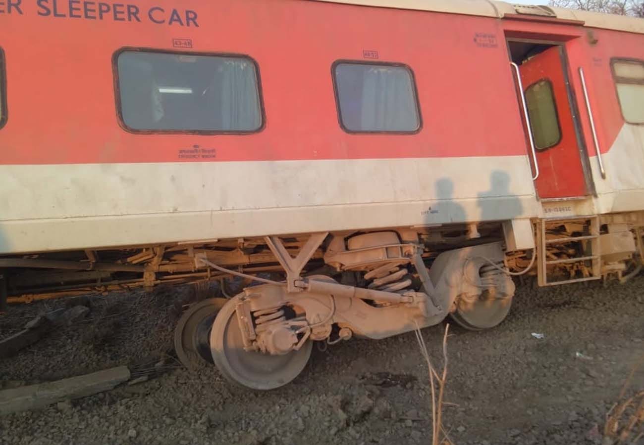 poorva express train derailed at kanpur