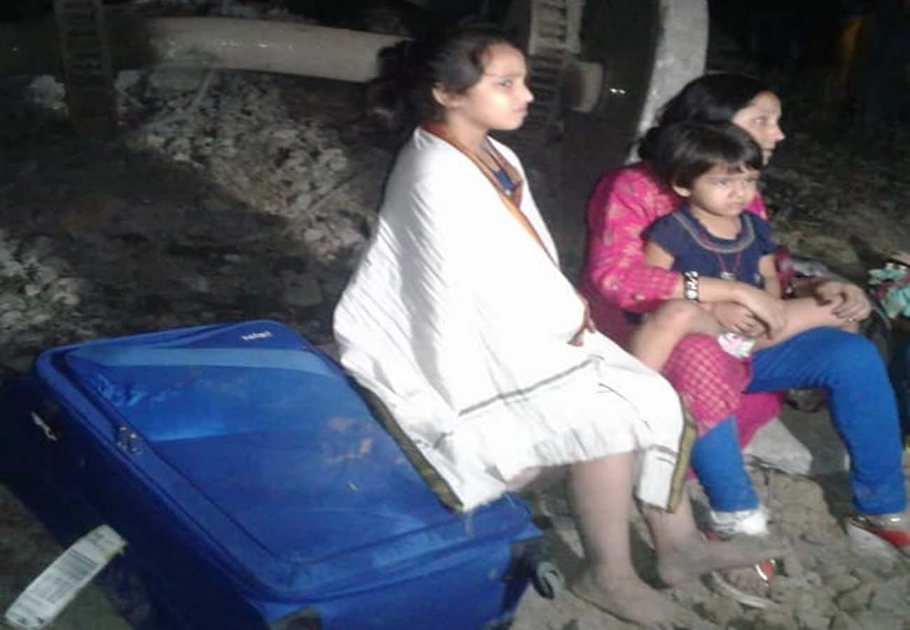 poorva express train derailed at kanpur