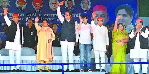 मोदी के कनेक्शन से पहले माया-अखिलेश कर गए ‘वैक्सीनेशन’