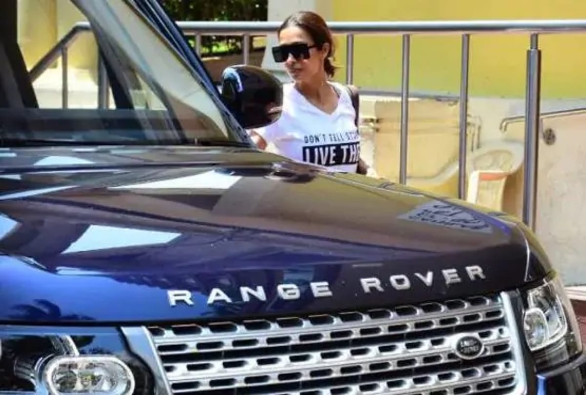 malaika arora pair t shirt shorts cool look with expensive gucci bag worth one lakh