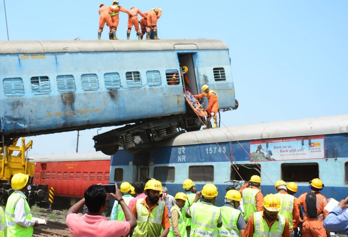 mock drill of NDRF and north railway's officers in alambagh yard in lucknow