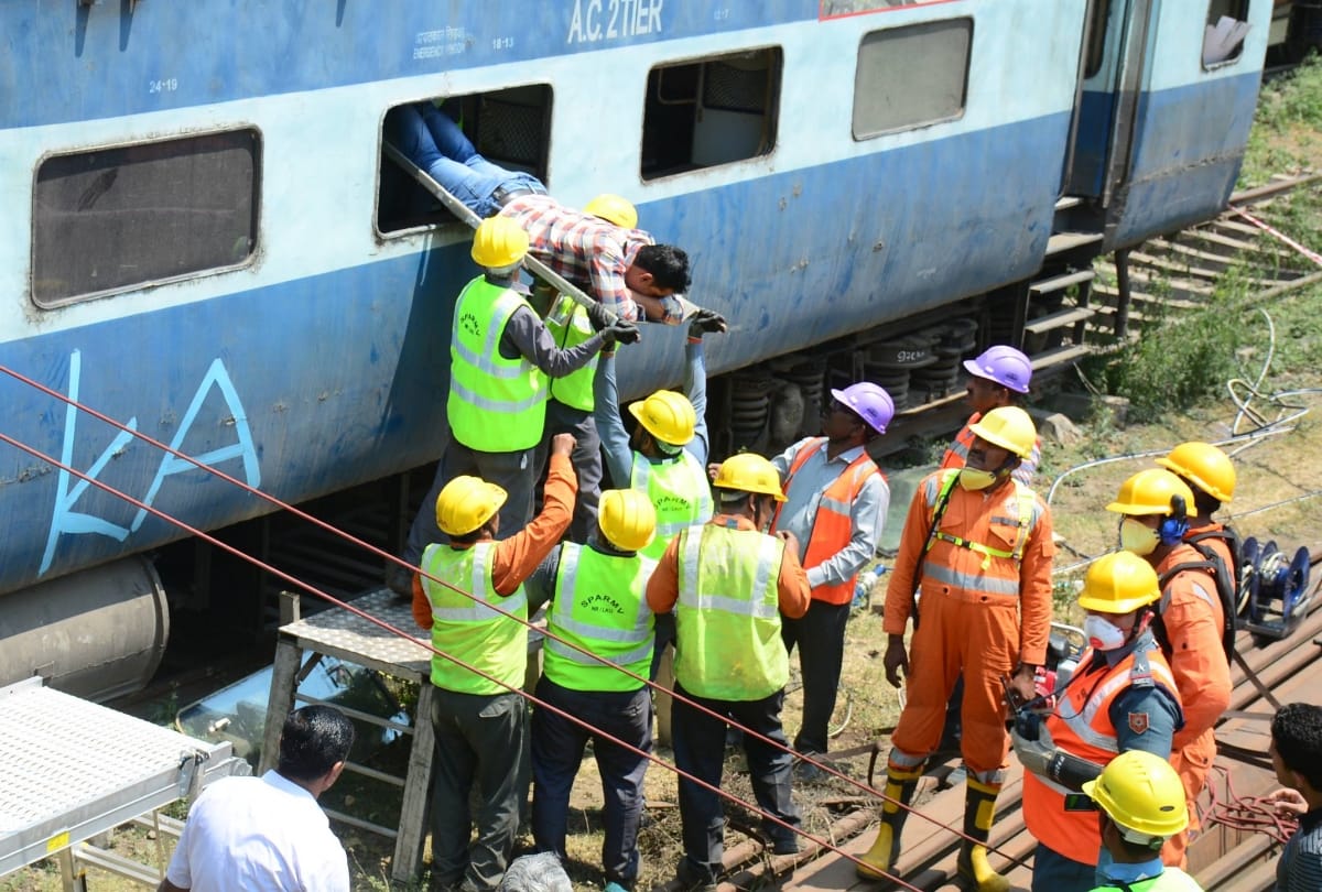 mock drill of NDRF and north railway's officers in alambagh yard in lucknow
