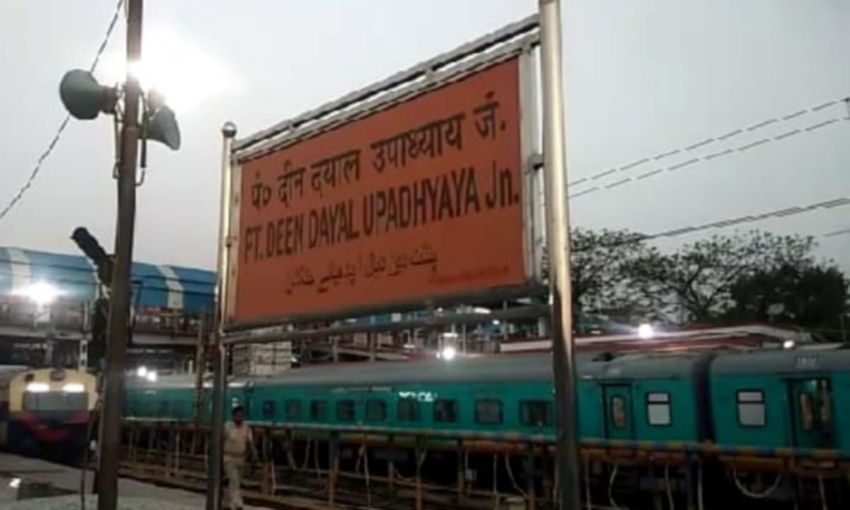 Purva express accident helpline number from chandauli