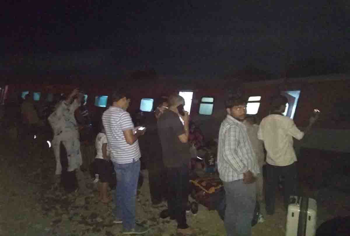 poorva express derailed at kanpur