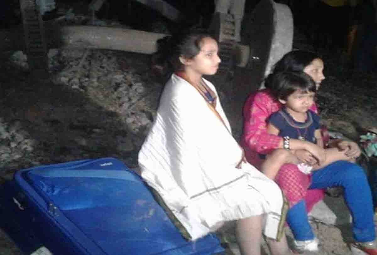 poorva express derailed in kanpur