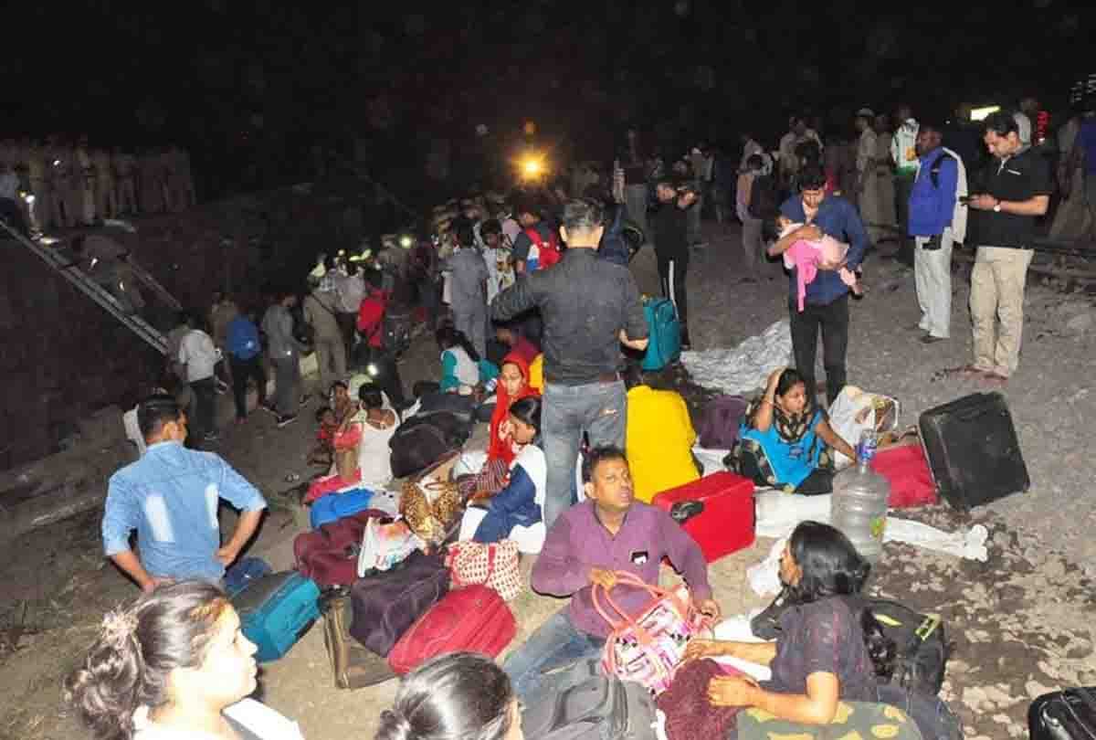 poorva express derailed in kanpur