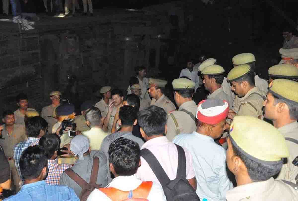 poorva express derailed in kanpur