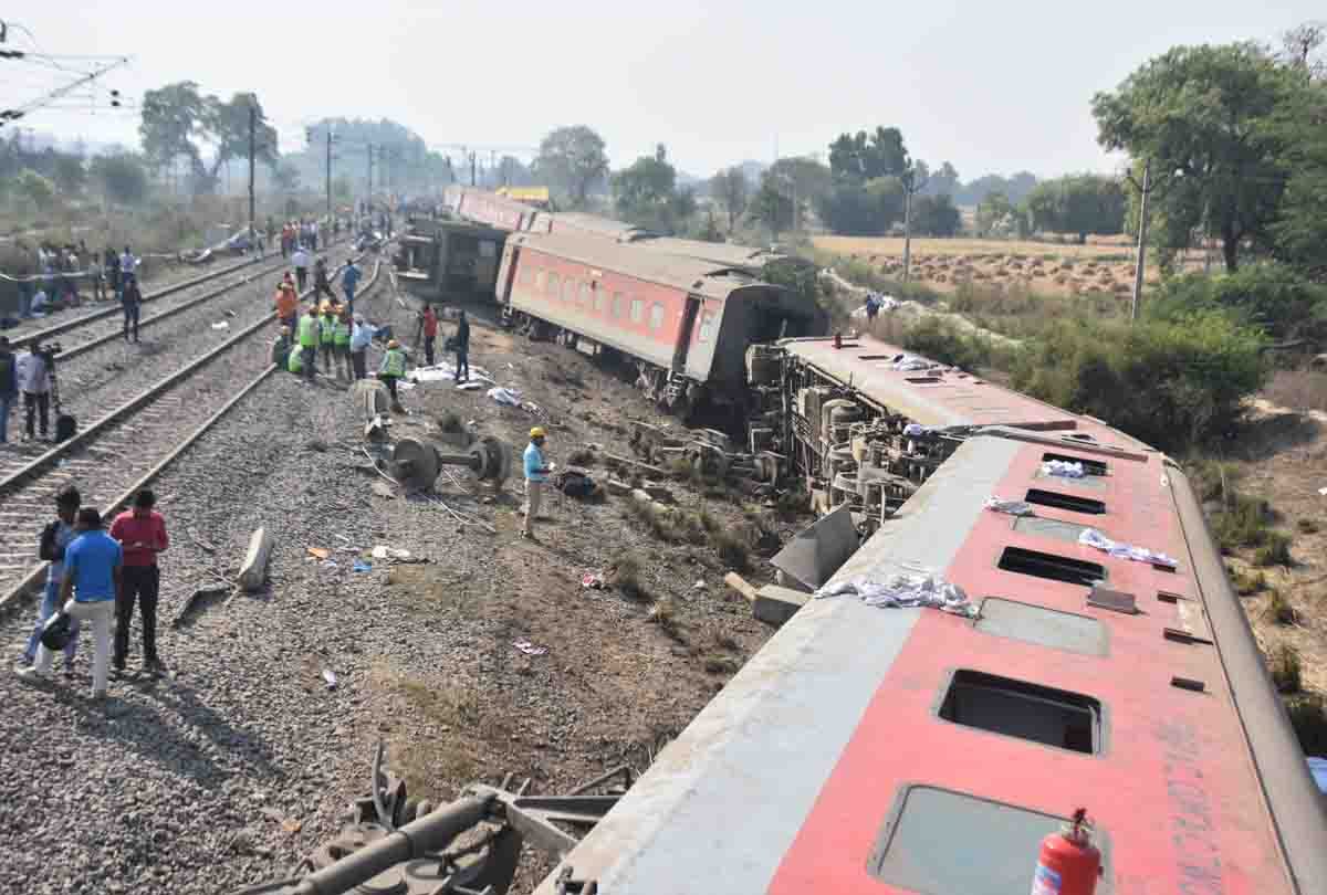 why poorva express derailed in kanpur