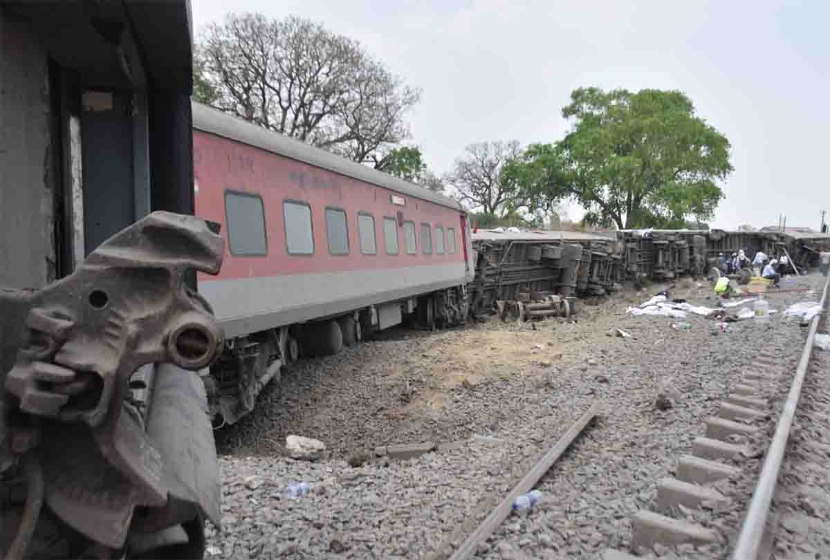 poorva express coaches derailed at kanpur