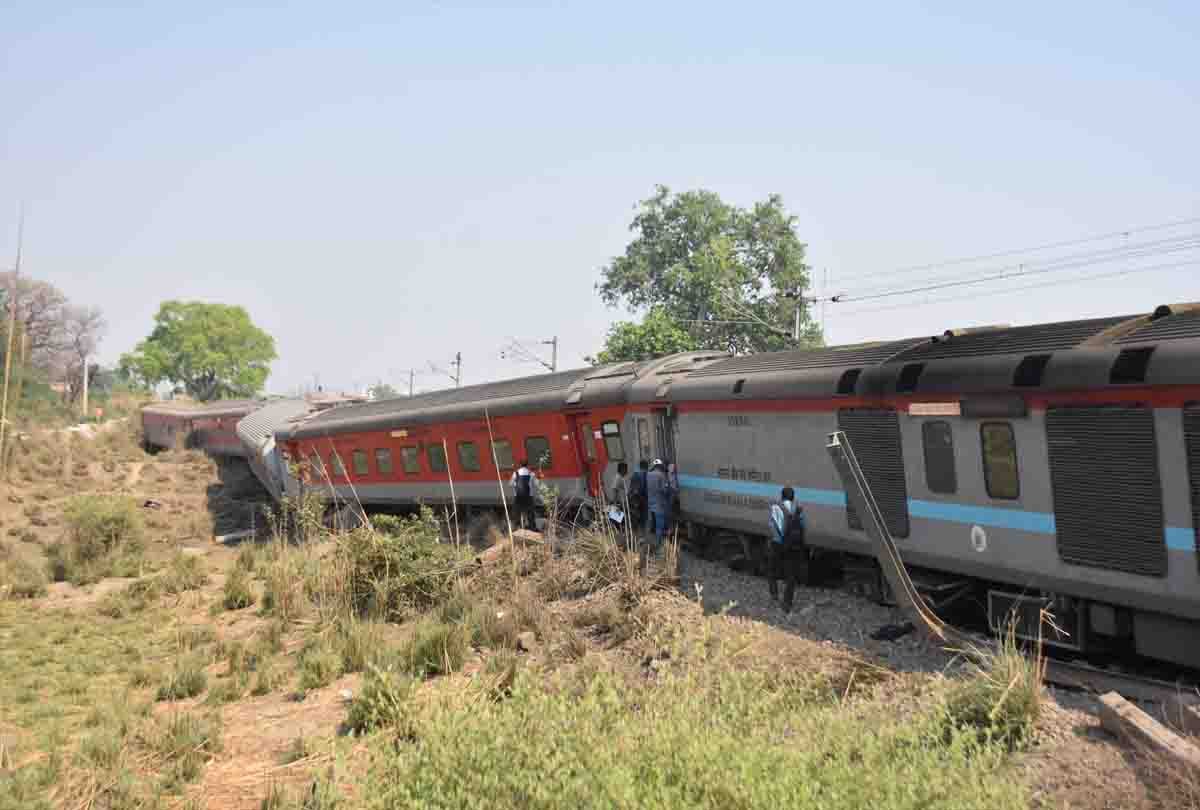 poorva express coaches derailed at kanpur