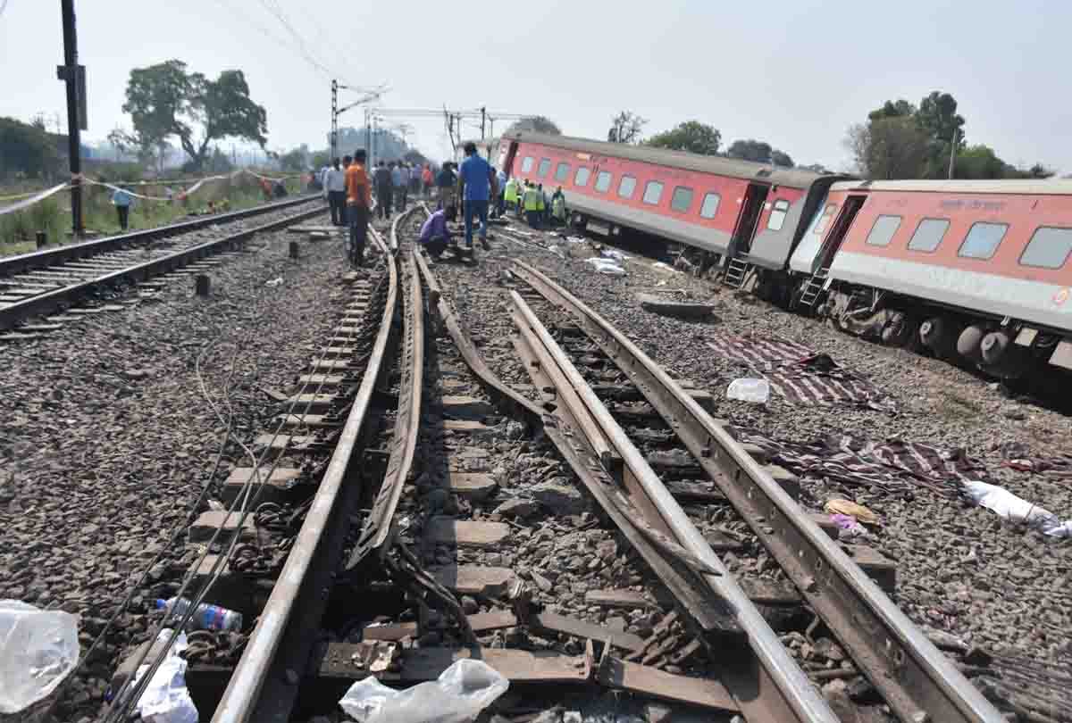 poorva express coaches derailed at kanpur