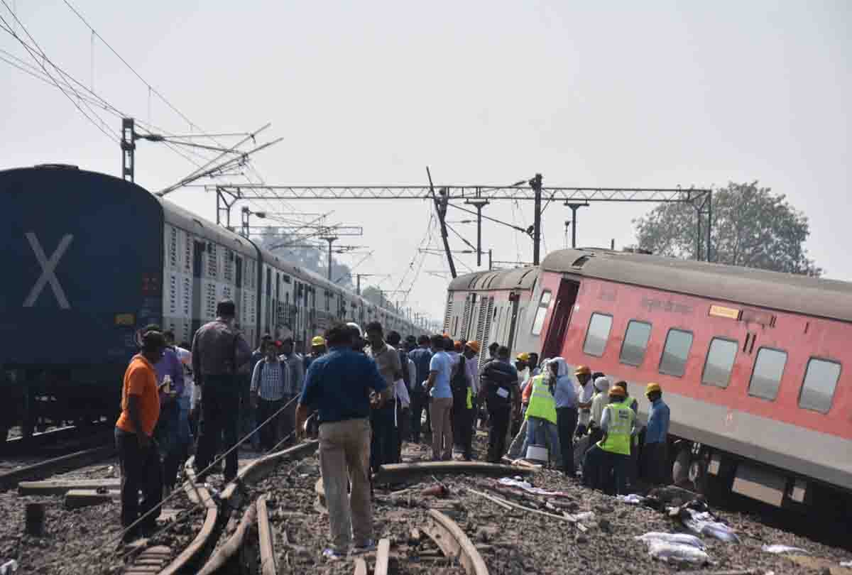 poorva express coaches derailed at kanpur