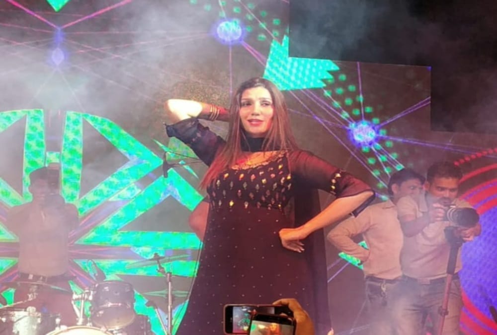 Sapna Choudhary birthday special know why she is wearing salwar suit during stage performance
