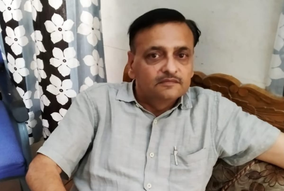 HOD and lecturer scuffle in college campus at Hapur