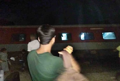poorva express derailed at kanpur