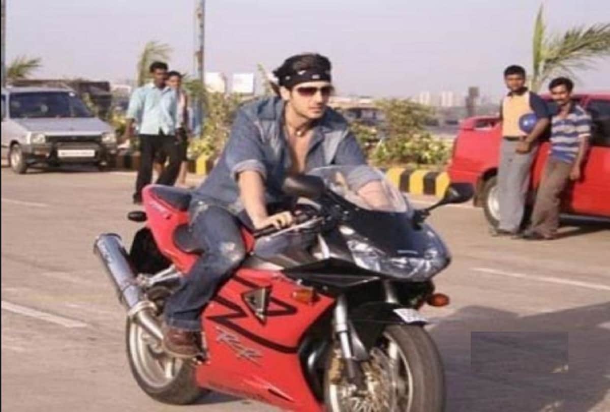 6 bollywood actors and their candid bike look in the movie