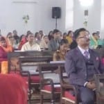 ईस्टर पर बडन मैमोरियल चर्च में हुई प्रार्थना सभा में मौजूद लोग।