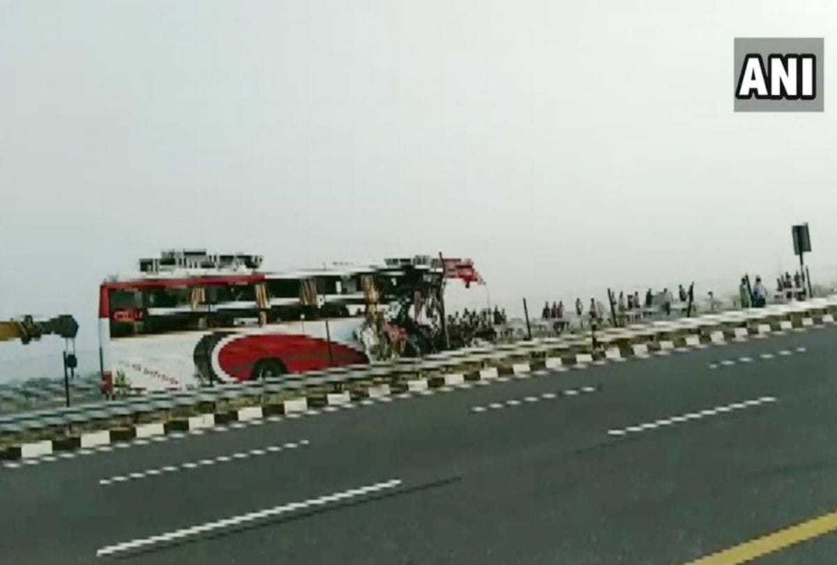 seven killed in bus accident on agra lucknow expressway