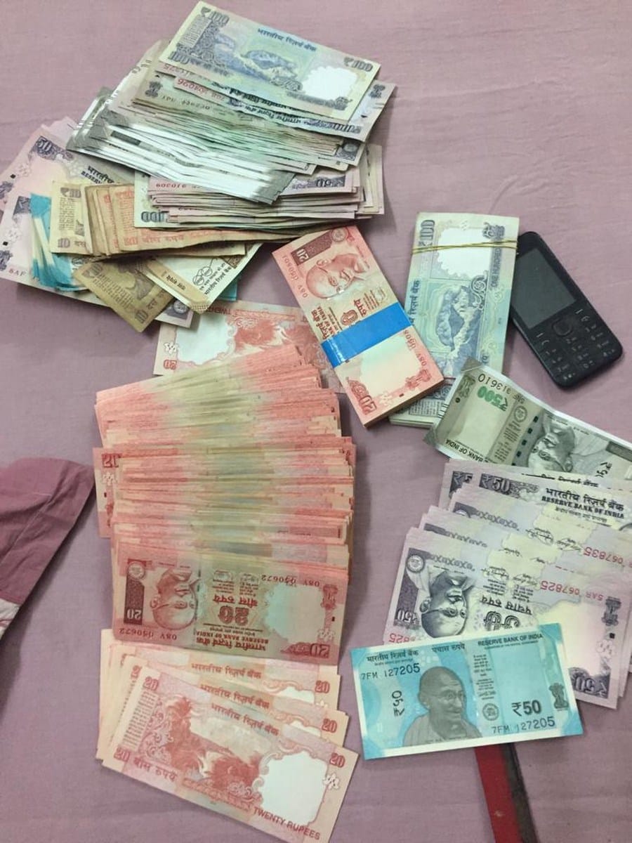 पूर्व विधायक ने बेटे पर चोरी का आरोप लगाया, केस दर्ज