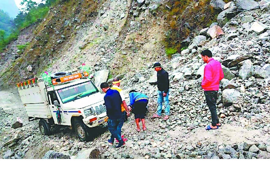 The stones collapsed from the hill in Umargada, the children survived