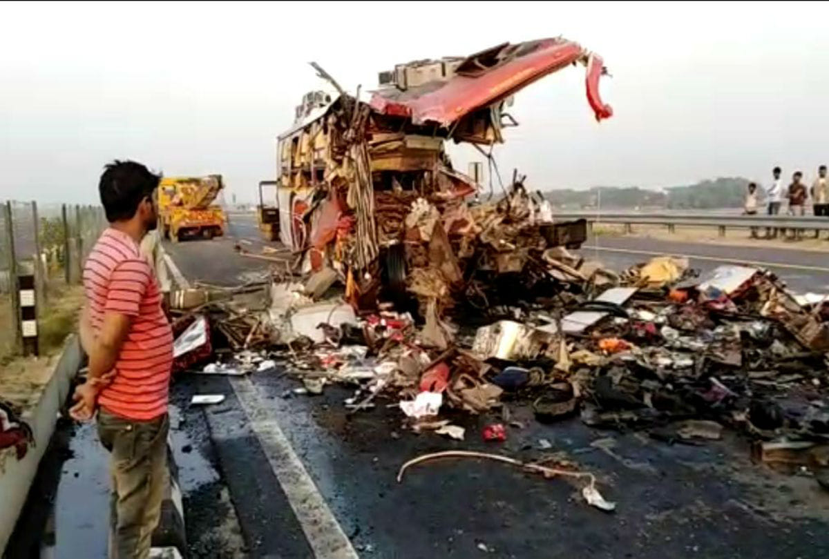 seven killed in bus accident on agra lucknow expressway
