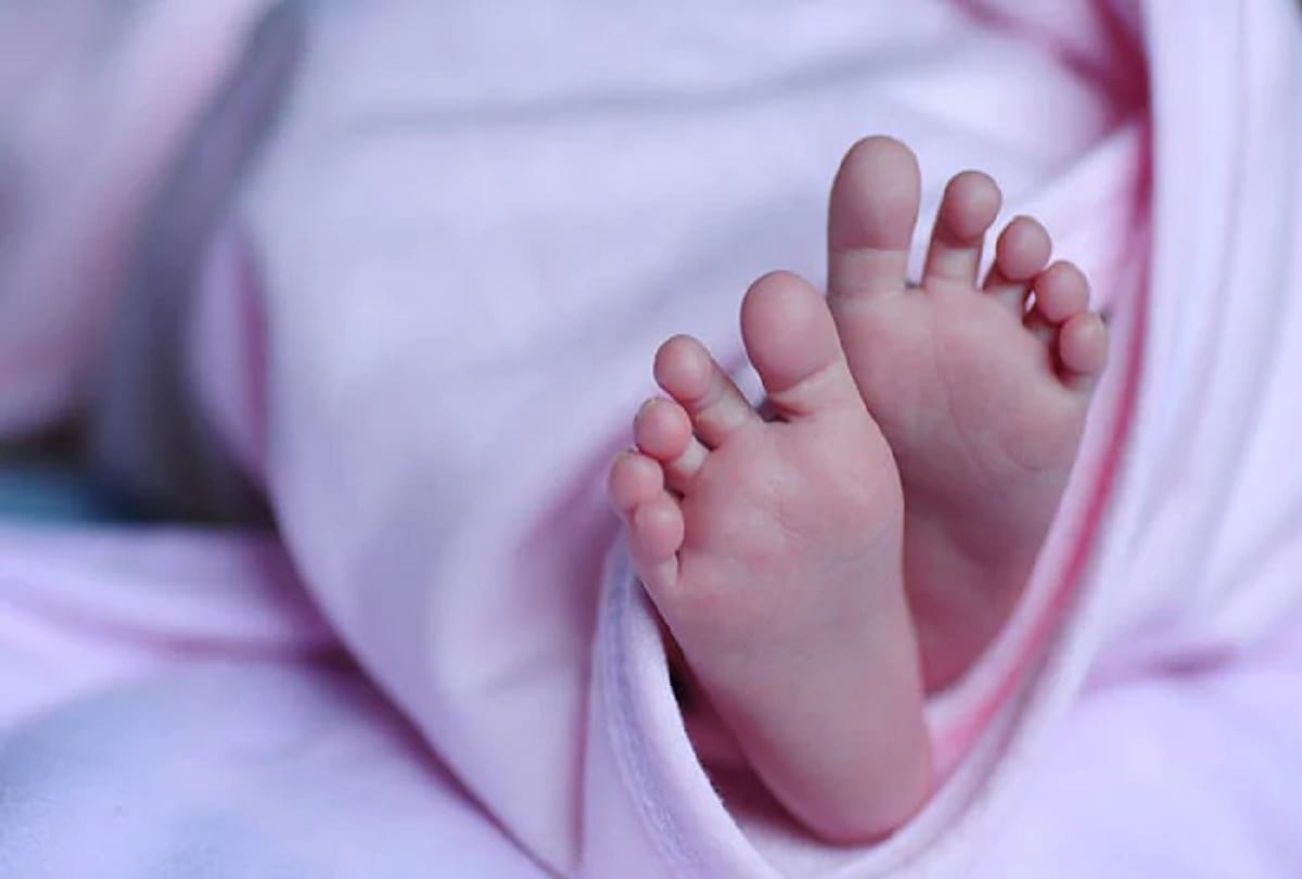 Indian woman give birth to baby at Dubai airport