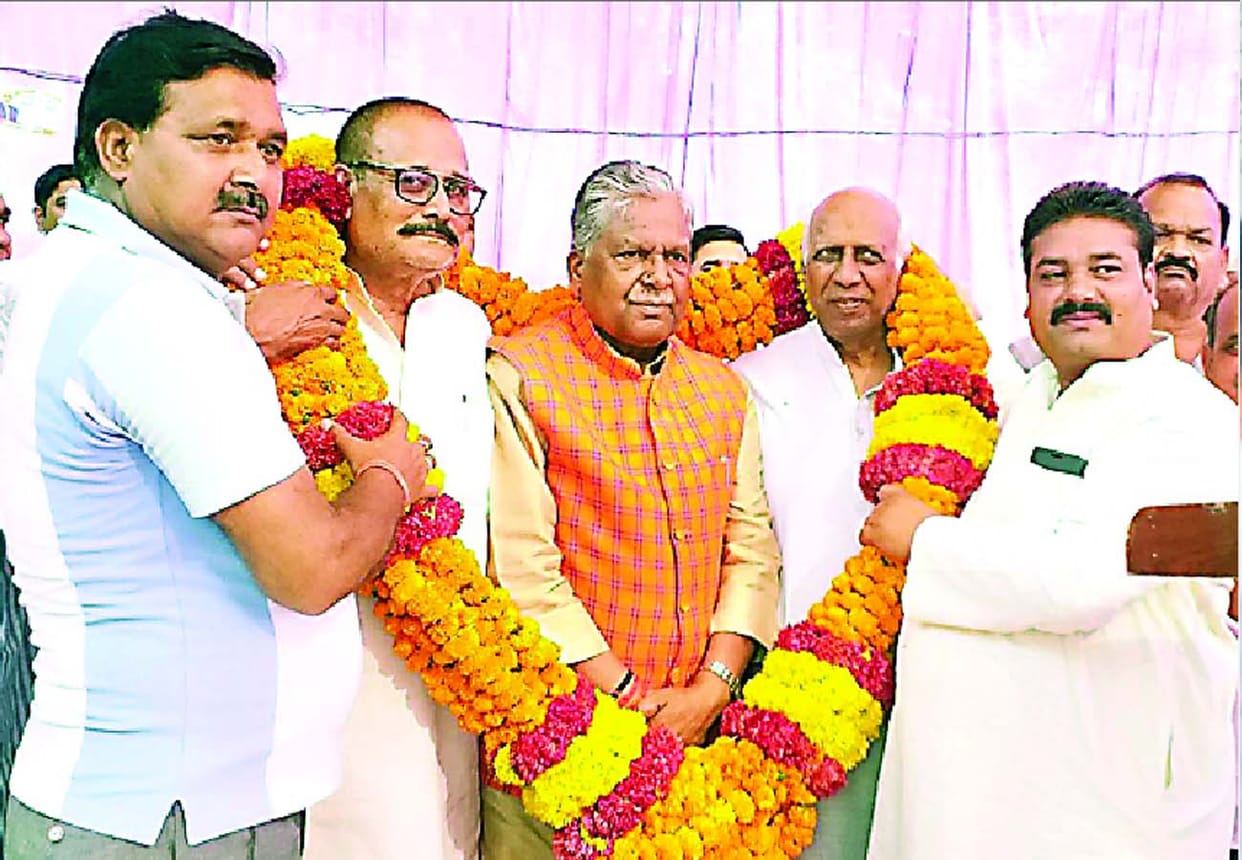 MP Ashok Vajpayee said if Ticket seller become pm will sell country lok sabha election 2019