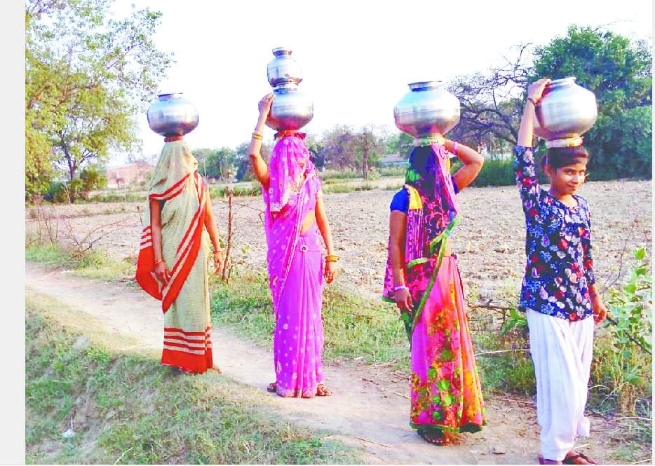 किल्लत: अकबरपुर में कोसों दूर से लाना पड़ रहा पानी