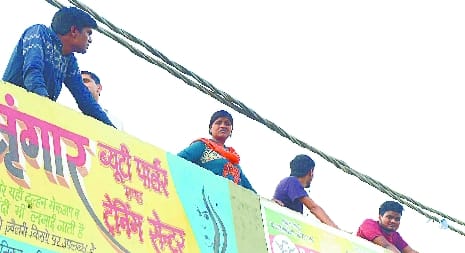 पीएम मोदी के दीदार को रास्तों, छतों पर उमड़े लोग