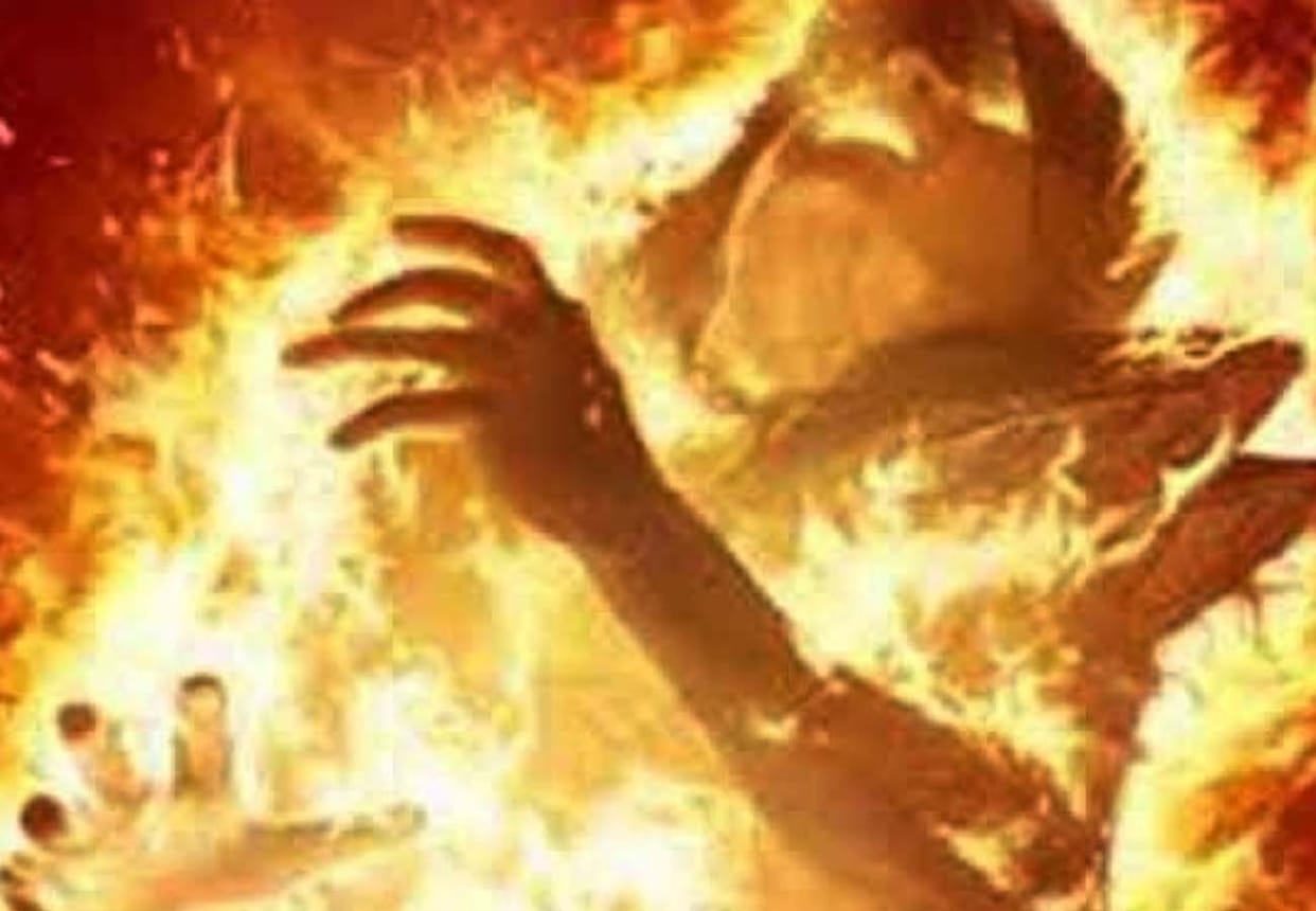 A Man died in a fire in field in lucknow.