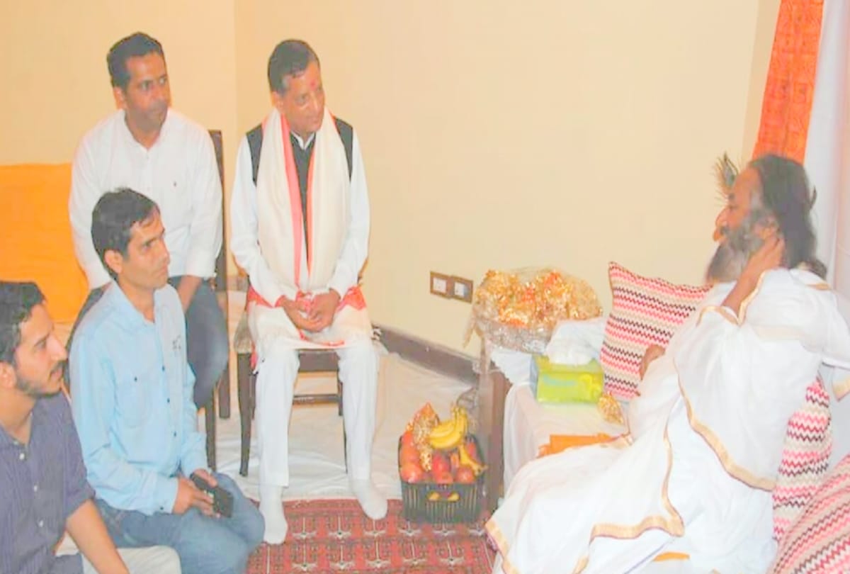 Kishan Kapoor took blessings of Sri Sri Ravi Shankar in kangra